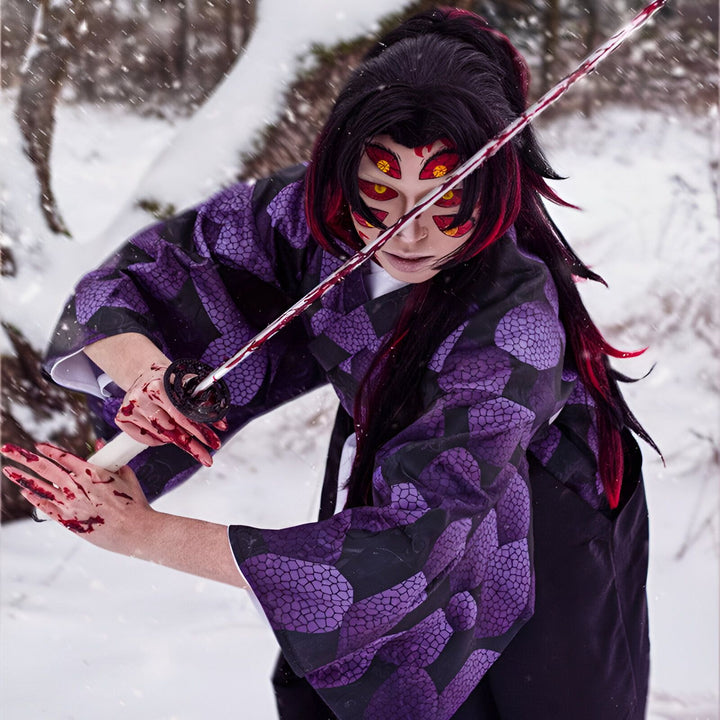 Cosplay de personnage en kimono violet et noir avec épée ensanglantée. Costume de démon, idéal pour fêtes à thème ou événements manga. Découvrez notre collection de kimonos uniques.