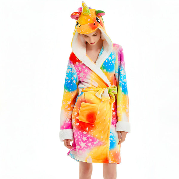 Peignoir kimono licorne coloré pour femme. Vêtement d'intérieur confortable et original, idéal après le bain ou pour se détendre à la maison. Motifs étoiles arc-en-ciel. Doux et chaud, parfait pour les soirées cocooning.