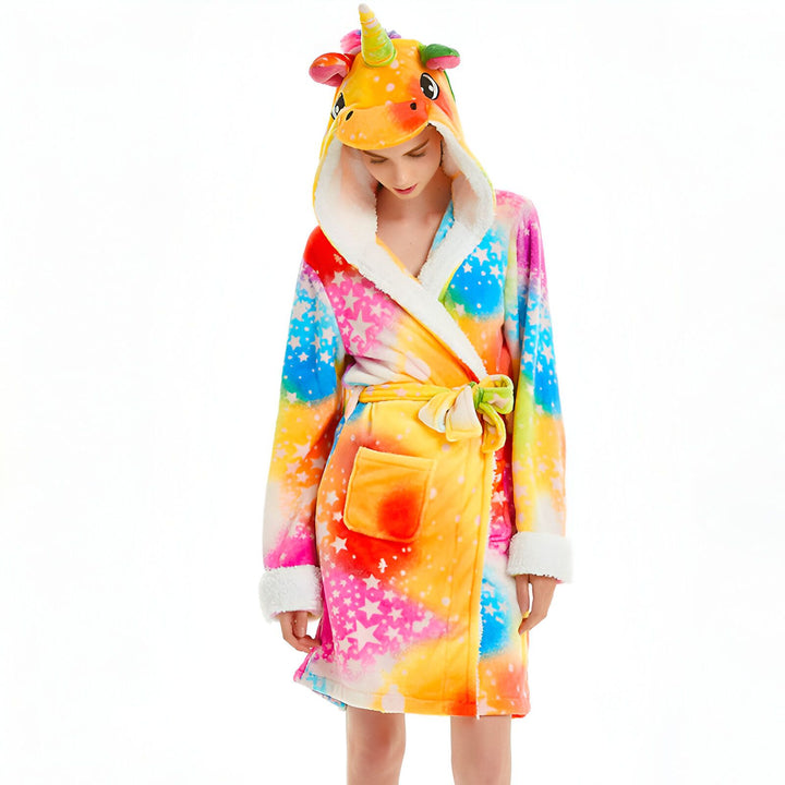 Peignoir kimono licorne coloré pour femme. Vêtement d'intérieur confortable et original, idéal après le bain ou pour se détendre à la maison. Motifs étoiles arc-en-ciel. Doux et chaud, parfait pour les soirées cocooning.