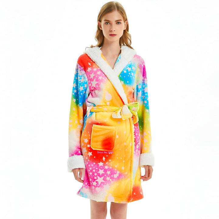 Femme portant un kimono coloré à motifs étoilés. Peignoir style kimono avec capuche et bordure en fausse fourrure blanche. Vêtements d'intérieur confortables.