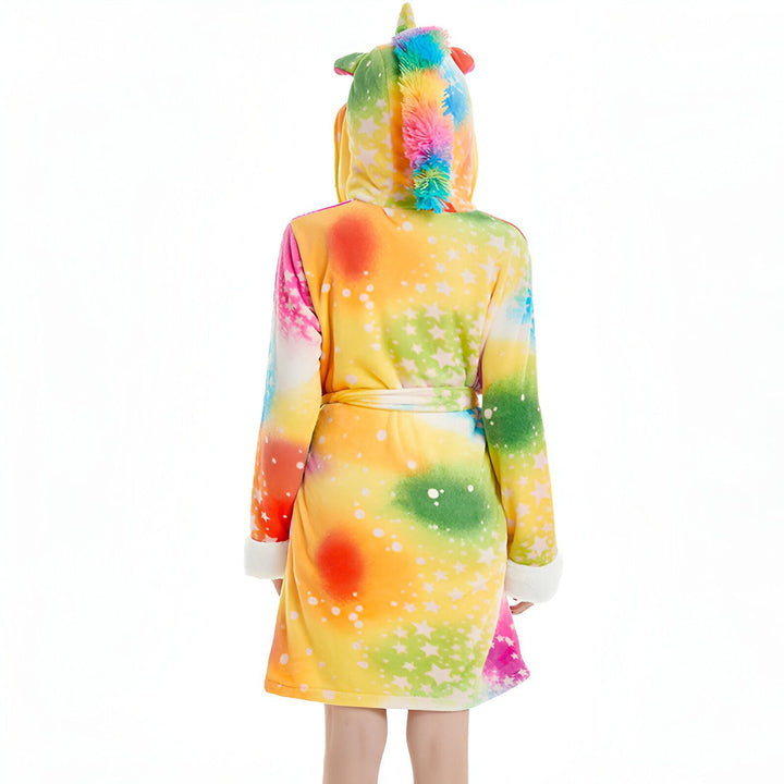 Peignoir kimono licorne coloré, vue arrière. Parfait pour se détendre avec style. Découvrez notre collection de kimonos uniques!