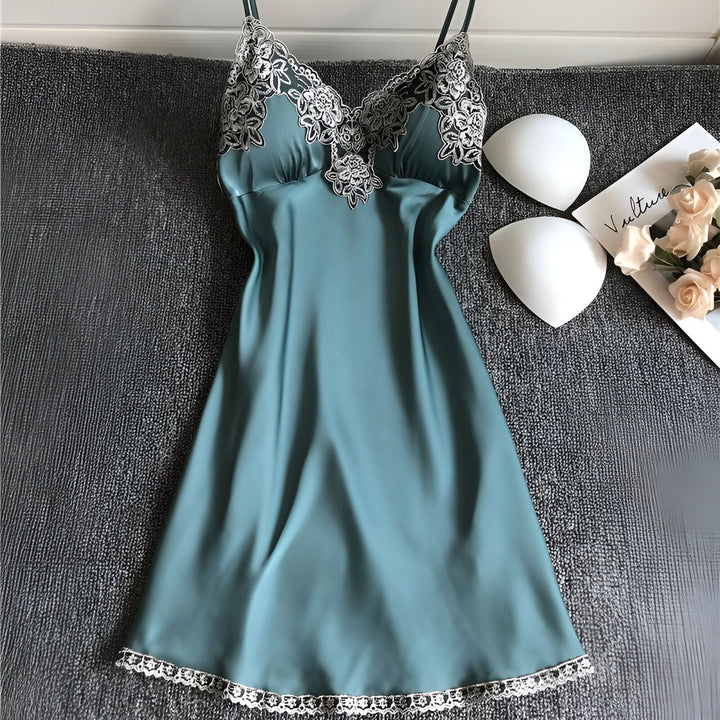 Nuisette kimono bleue en satin avec dentelle blanche, coques de soutien-gorge et fleurs. Lingerie élégante et confortable, idéale pour une nuit paisible. Découvrez notre collection de kimonos de nuit.