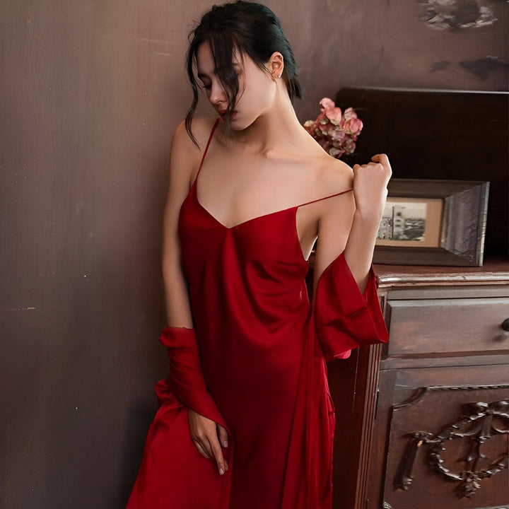 Femme portant un kimono rouge en soie. Lingerie de nuit élégante. Vêtements de détente japonais traditionnels. Collection de kimonos pour femmes.