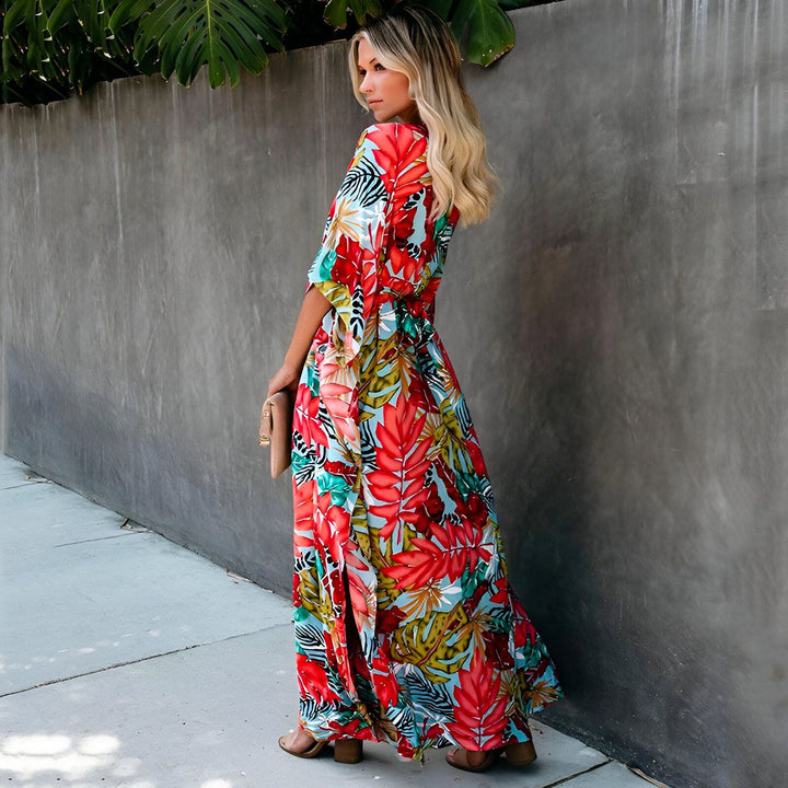 Femme portant un kimono long à motifs tropicaux rouges et verts. Kimonos pour femmes disponibles à l'achat.