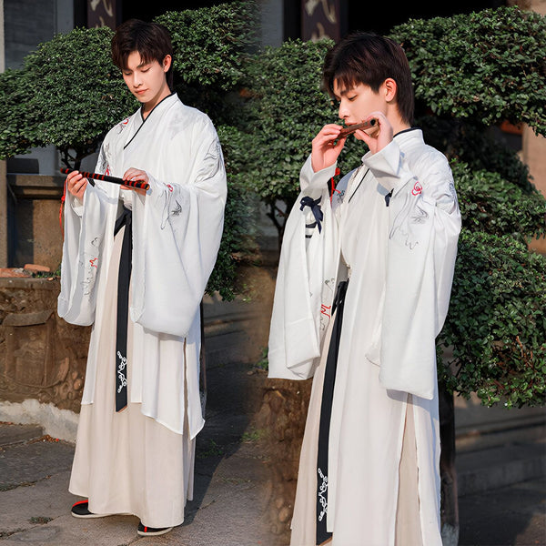 Deux jeunes hommes en kimonos blancs brodés. L'un tient une flûte et l'autre une baguette rouge. Vêtements traditionnels japonais à vendre.