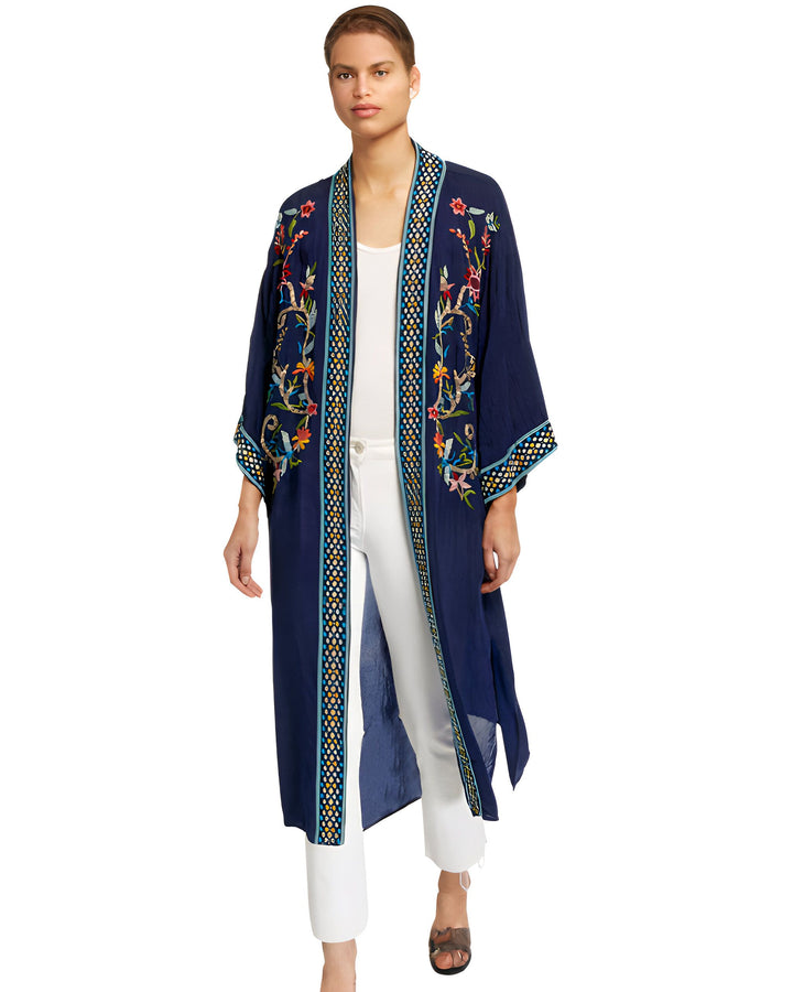 Kimono bleu marine long avec broderies florales colorées. Vêtement tendance et élégant, idéal pour ajouter une touche bohème à votre garde-robe. Découvrez notre collection de kimonos uniques.