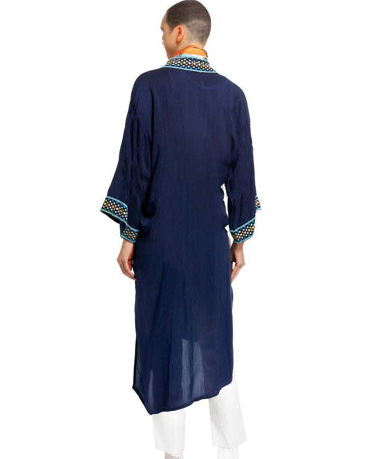Vue arrière d'un kimono bleu marine avec broderies colorées sur le col et les manches. Découvrez notre collection de kimonos uniques.
