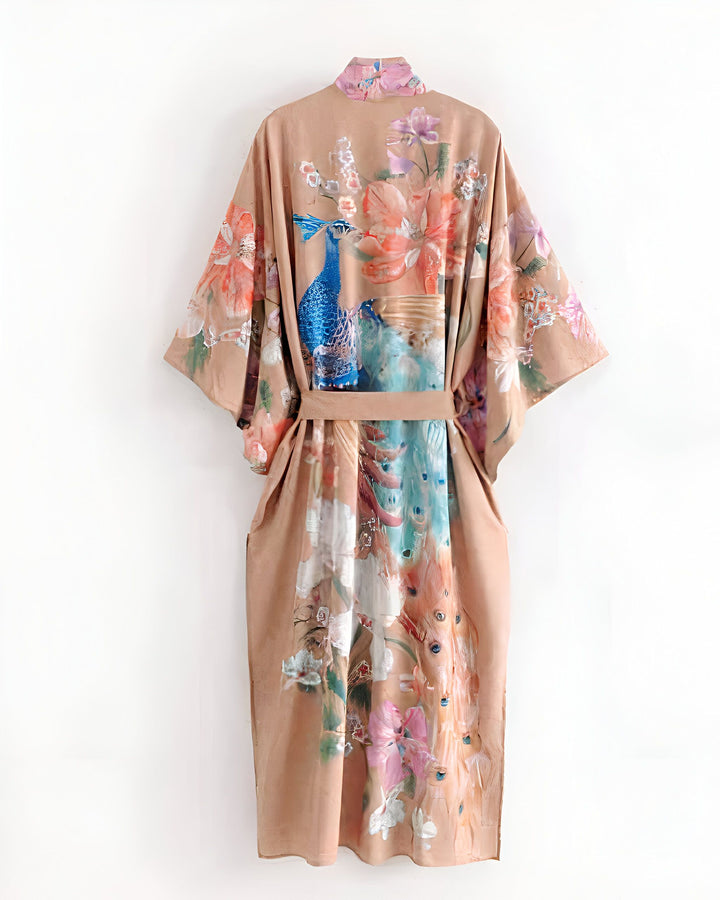 Kimono beige avec motif floral et paon, vue de dos. Vêtement de style japonais, idéal pour la détente ou comme pièce de mode unique. Boutique en ligne de kimonos.