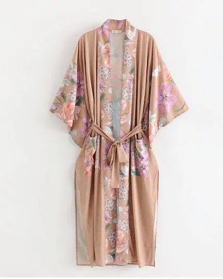 Kimono beige à motifs floraux. Vêtement d'intérieur léger et élégant, parfait comme peignoir ou robe de chambre. Collection de kimonos uniques.