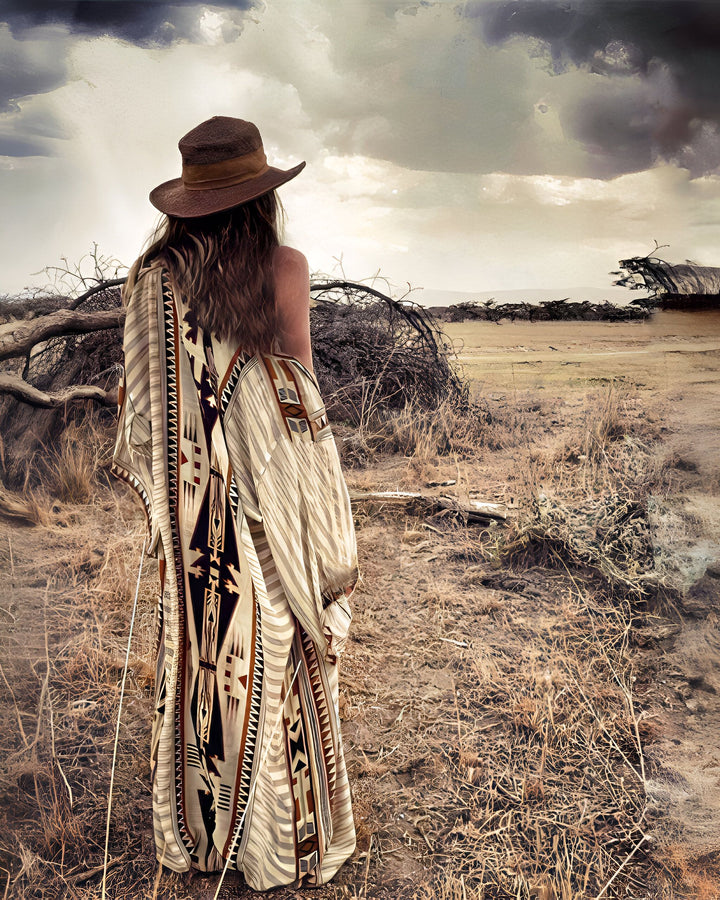 Femme portant un kimono à motifs ethniques et un chapeau dans un paysage désertique. Vêtements style kimono à vendre.