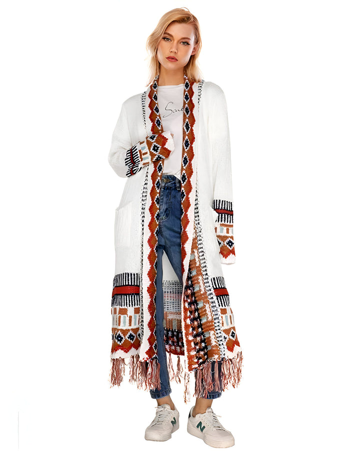 Femme portant un long kimono blanc à motifs ethniques. Kimono élégant avec des franges. Vêtements kimono pour femmes.