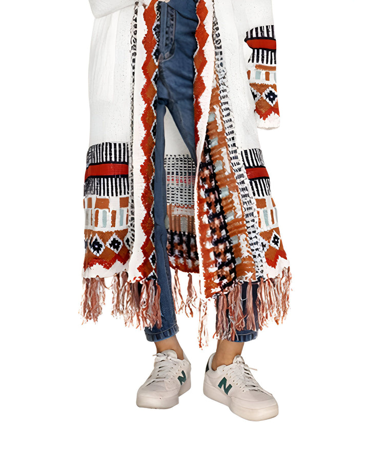 Kimono long blanc à motifs ethniques, porté avec un jean et des baskets. Vêtements style kimono.