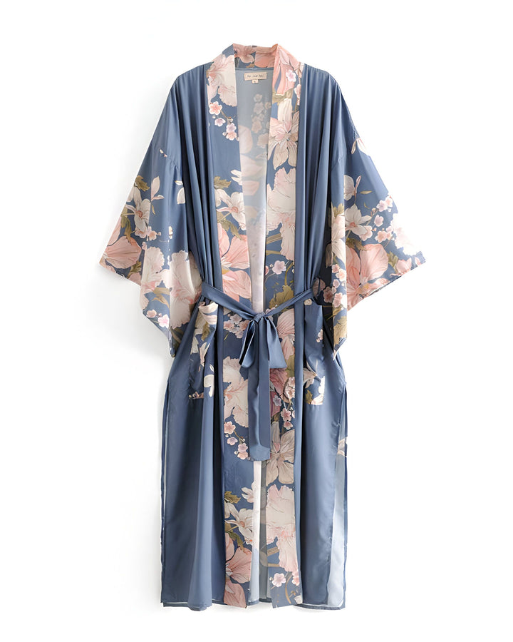 Kimono long bleu à fleurs roses, avec ceinture. Vêtement d'intérieur élégant et confortable. Collection de kimonos pour femmes.