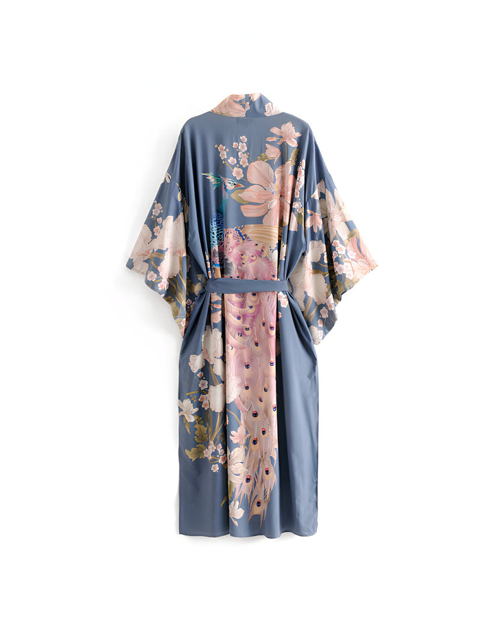 Kimono bleu à motifs de paon et de fleurs, vue de dos. Vêtement ample et élégant. Parfait comme peignoir ou robe d'intérieur. Découvrez notre collection de kimonos uniques.