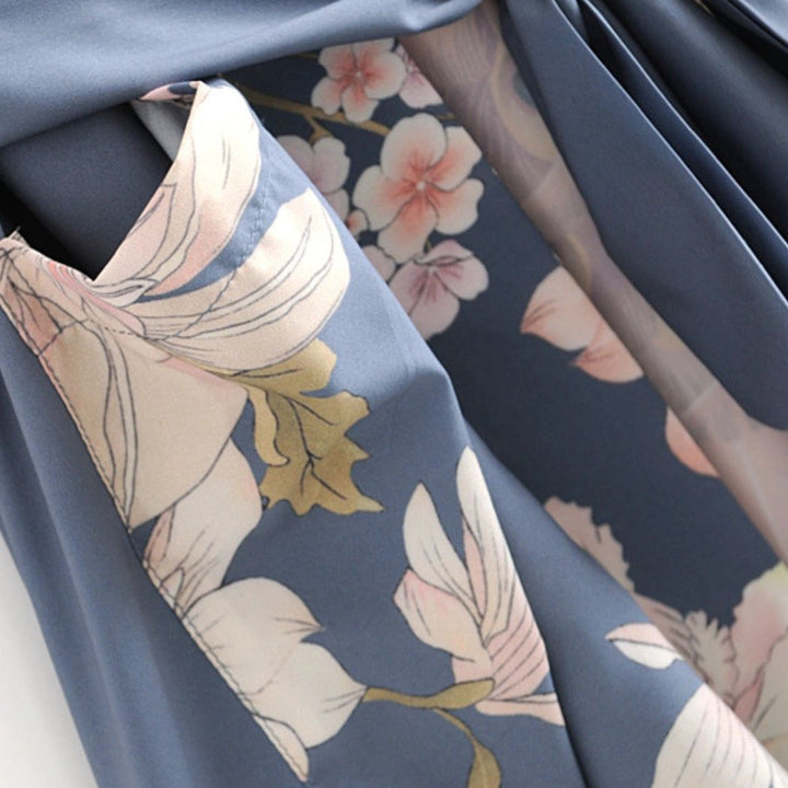 Détail de tissu d'un kimono bleu avec motifs floraux délicats, vendu par notre boutique. Texture douce et imprimé raffiné. Découvrez notre collection de kimonos uniques.