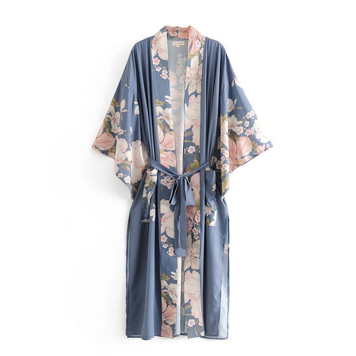 Kimono long bleu à motifs floraux roses et blancs, ceinture assortie. Vêtement japonais traditionnel, parfait pour la maison ou les sorties. Découvrez notre collection de kimonos uniques.