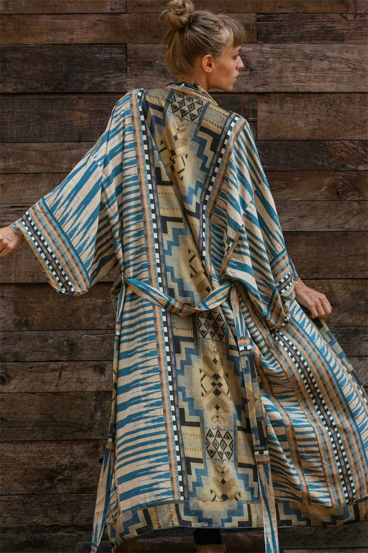Kimono long imprimé géométrique turquoise et beige. Vêtement ample et confortable, idéal pour se détendre avec style. Découvrez notre collection de kimonos uniques.