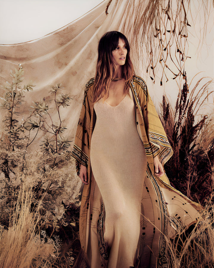 Femme portant un kimono beige à motifs. Vente de kimonos de haute qualité. Style bohème chic, mode femme, vêtements d'extérieur. Kimono long et fluide.