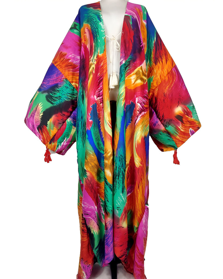 Kimono long et coloré avec motifs plumes sur mannequin. Vêtement de style japonais, idéal pour la maison ou les sorties. Découvrez notre collection de kimonos uniques.