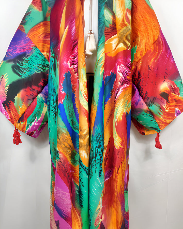 Kimono coloré à motifs plumes. Vêtement d'intérieur style japonais, avec des couleurs vives comme le rouge, orange, vert et bleu. Idéal pour se détendre avec élégance.
