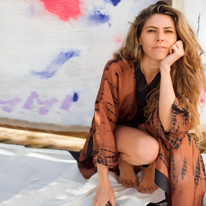 Femme portant un kimono marron tie-dye. Kimonos élégants pour femmes. Collection de kimonos bohèmes. Vêtements amples et confortables. Boutique de kimonos en ligne.