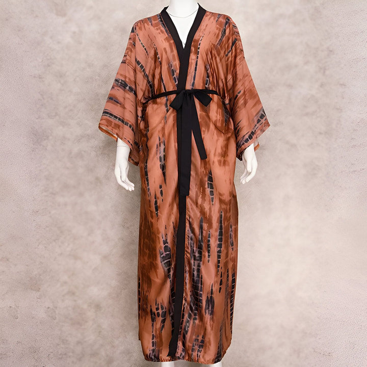 Kimono long marron tie-dye avec ceinture noire, présenté sur un mannequin. Parfait pour un look élégant et décontracté. Découvrez notre collection de kimonos uniques.