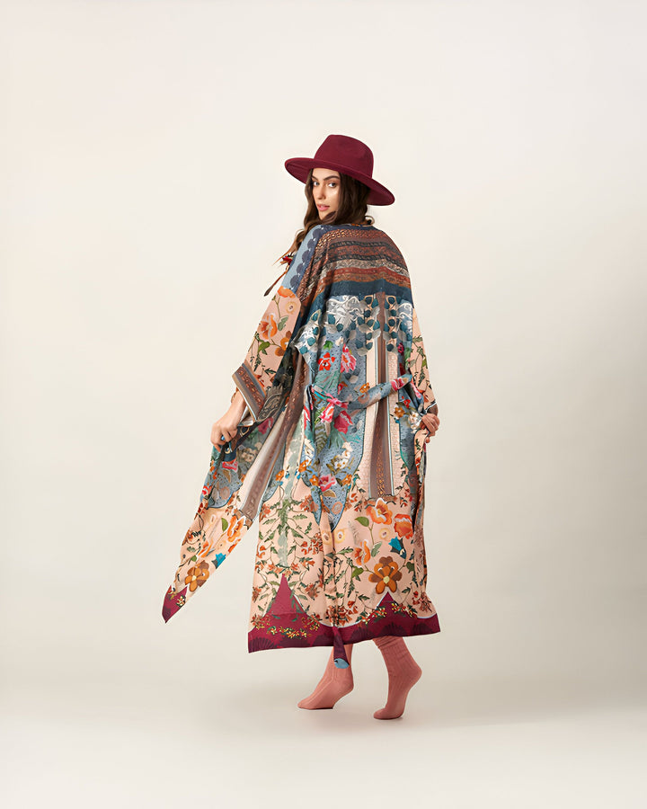 Femme portant un kimono long à motifs floraux et un chapeau bordeaux. Collection de kimonos imprimés. Vêtements de style japonais.