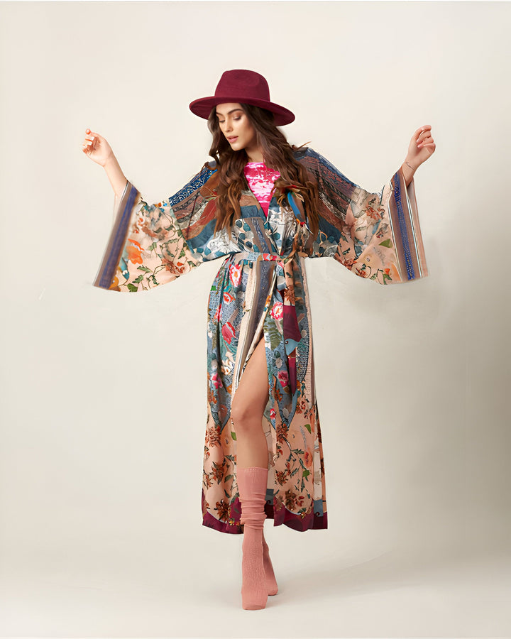 Femme portant un kimono long à motifs floraux, chapeau bordeaux et chaussettes roses. Vente de kimonos en ligne. Kimono imprimé pour femme. Nouvelle collection de kimonos. Mode kimono tendance.