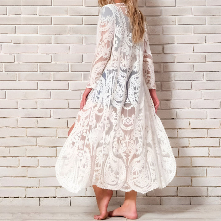 Femme portant un kimono long en dentelle blanche. Vêtements de style kimono à vendre.
