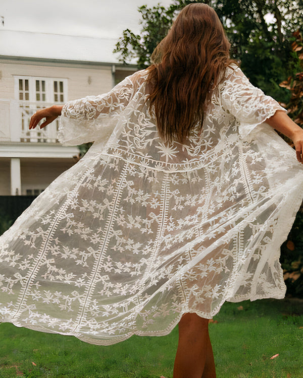 Femme portant un kimono long en dentelle blanche, vue de dos. Vêtements kimono pour femme.
