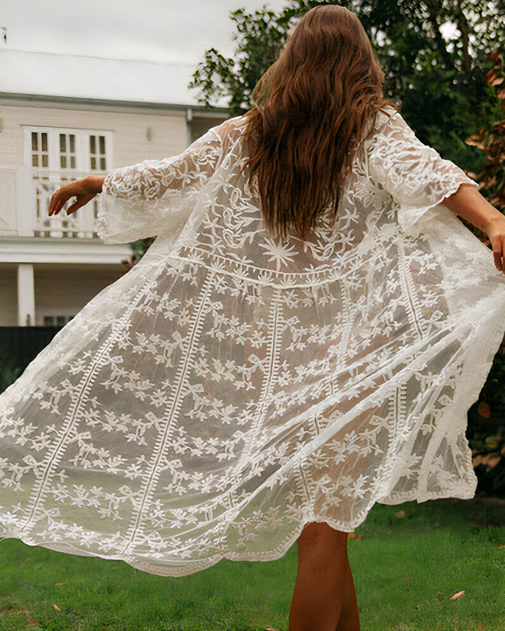 Femme portant un kimono long en dentelle blanche, vue de dos. Vêtements kimono pour femme.