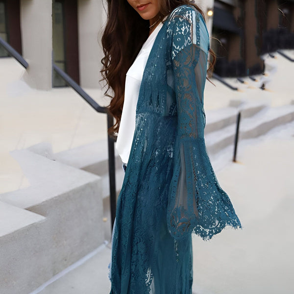 Femme portant un kimono turquoise en dentelle. Kimonos élégants et confortables disponibles dans notre boutique en ligne.