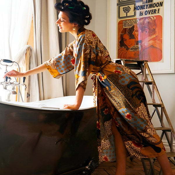 Femme en kimono, préparant un bain. Vente de kimonos en ligne. Kimono long à motifs ethniques et floraux. Peignoir kimono confortable et élégant. Idée cadeau kimono.