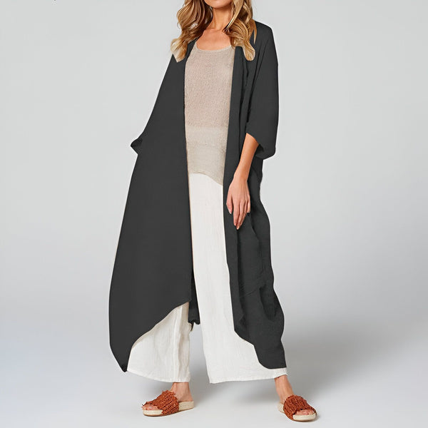 Femme portant un long kimono noir décontracté. Notre collection de kimonos pour femmes offre une variété de styles et de couleurs. Achetez maintenant!