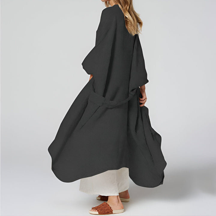 Kimono long noir ceinturé, style décontracté. Vêtement ample et confortable, idéal pour toutes les occasions. Découvrez notre collection de kimonos élégants et originaux.