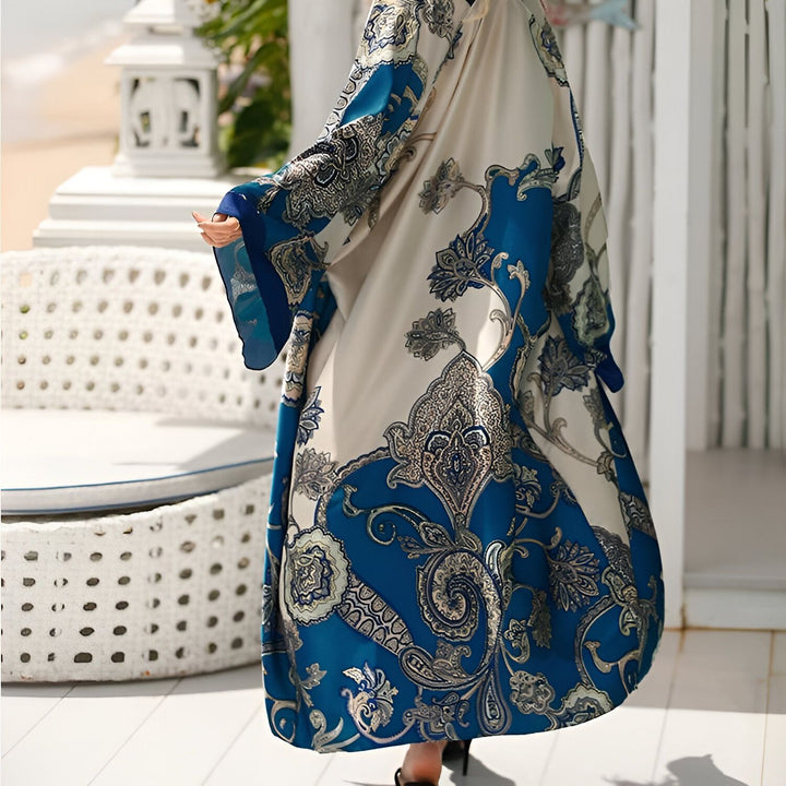 Kimono long en soie imprimée bleue et beige. Vêtement ample et léger, parfait pour la détente ou comme tenue d'extérieur élégante. Découvrez notre collection de kimonos uniques.