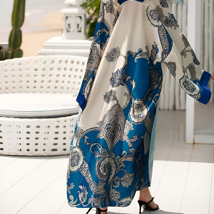 Kimono long bleu et blanc à motifs floraux, produit élégant de notre collection kimono. Idéal pour un style décontracté chic. Découvrez notre gamme de kimonos uniques.