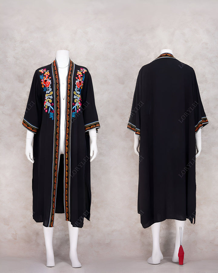 Kimono noir long avec broderies florales colorées sur un mannequin blanc. Vêtement d'extérieur élégant, vue de face et de dos. Notre collection de kimonos uniques.
