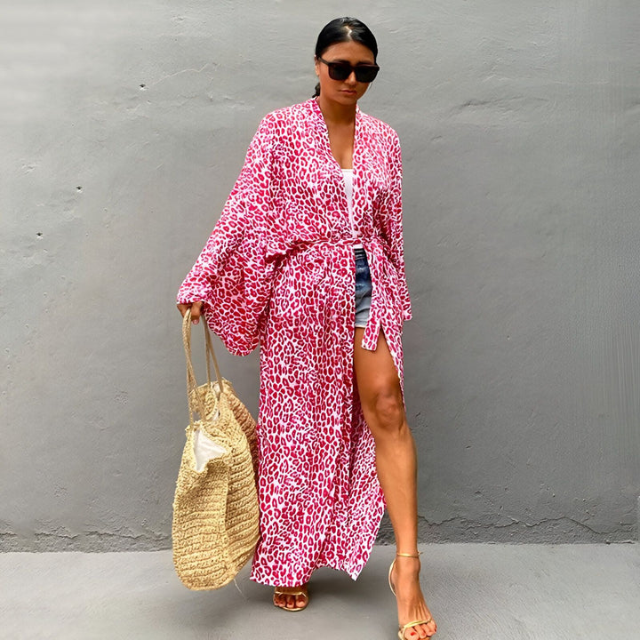 Femme portant un kimono long à imprimé léopard rose et blanc. Kimono à la mode pour femmes disponible à l'achat.