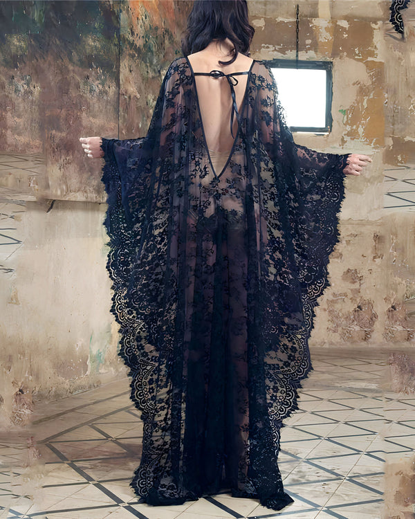 Femme portant un kimono en dentelle noire, dos nu. Vêtement d'intérieur élégant et sensuel. Collection de kimonos originaux pour femmes.