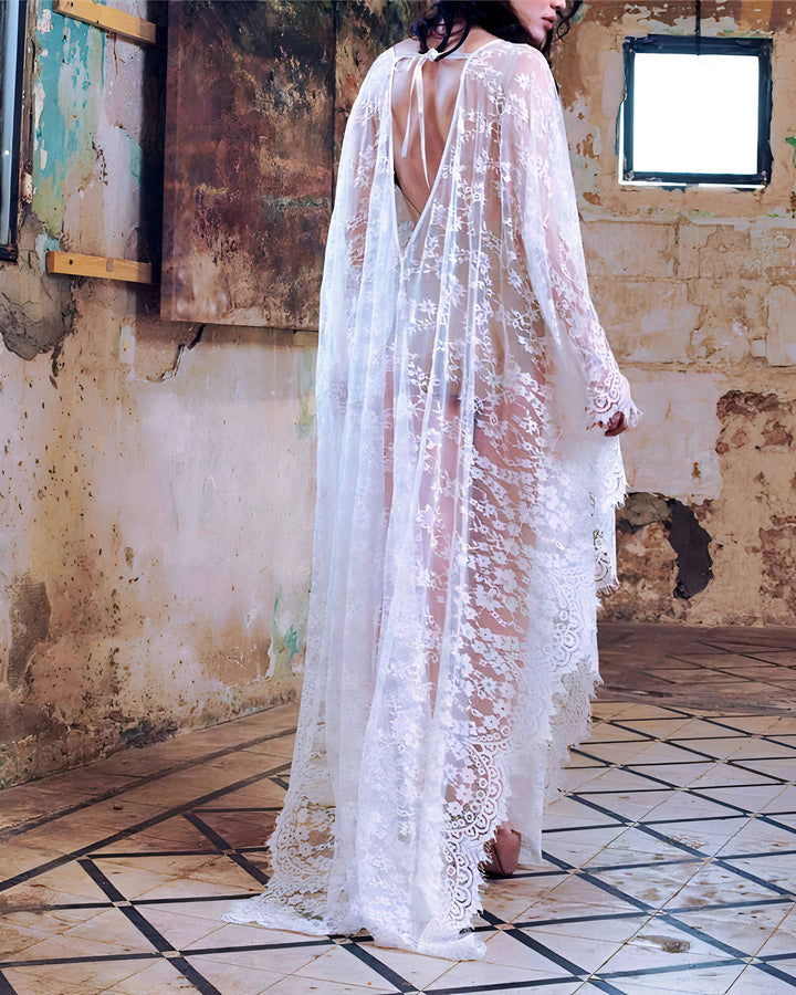 Femme portant un kimono long en dentelle blanche. Collection de kimonos élégants et confortables. Découvrez notre gamme de kimonos pour toutes les occasions.