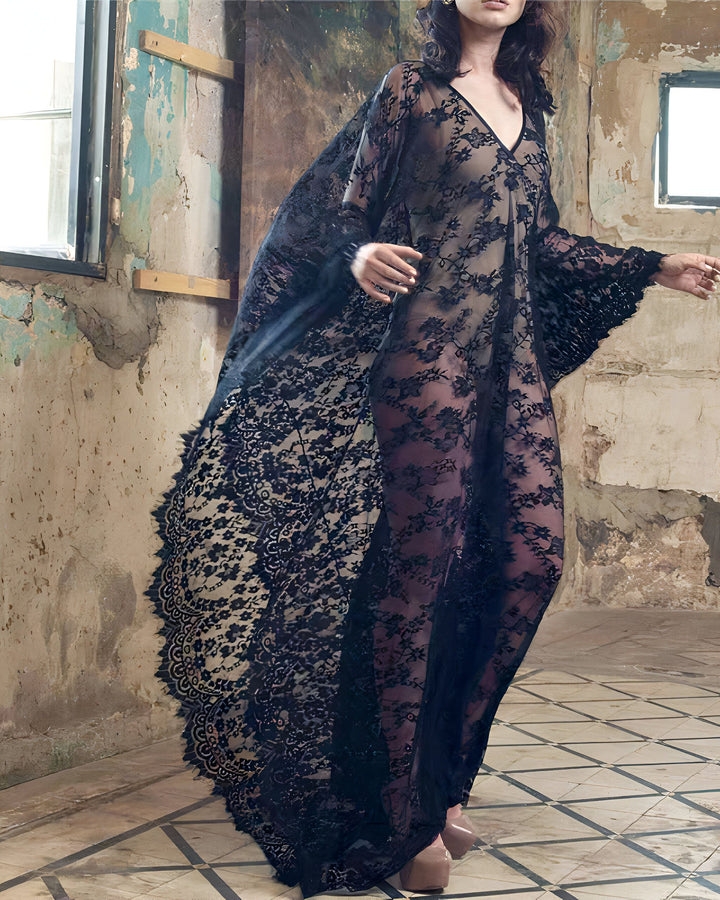 Femme portant un kimono long en dentelle noire transparente, manches évasées. Collection de kimonos de luxe.