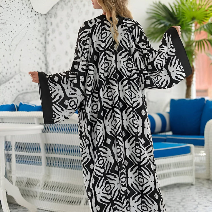 Kimono long noir et blanc à motifs géométriques, manches amples. Vêtement d'intérieur tendance.