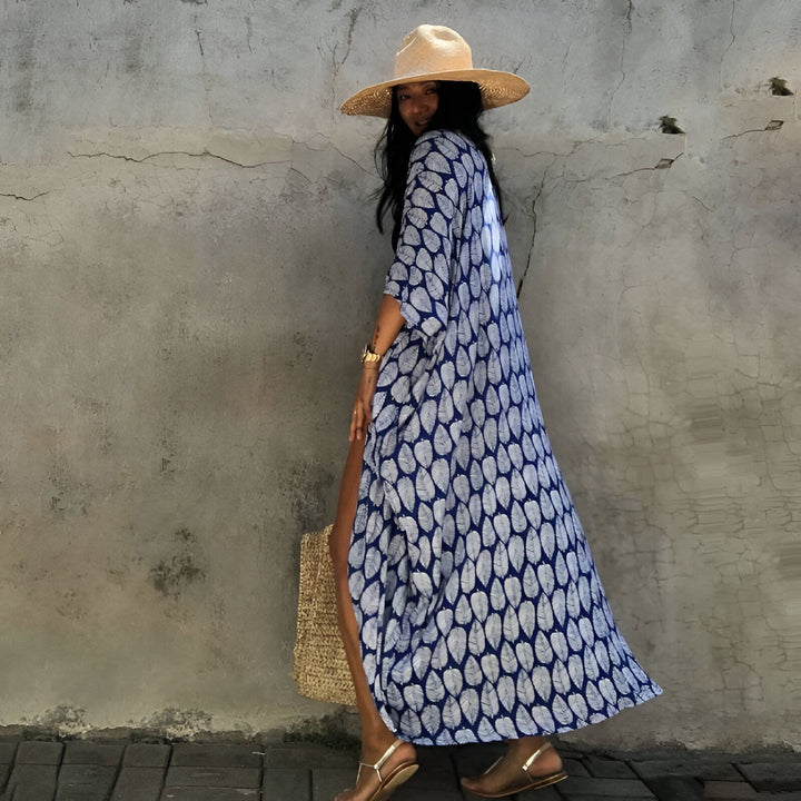 Femme portant un kimono long bleu et blanc à motifs, chapeau de paille. Vente de kimonos pour femmes. Mode estivale, style décontracté, vêtement de plage.