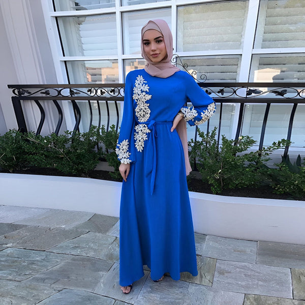Femme portant un kimono bleu brodé avec hijab. Vente de kimonos élégants. Mode orientale et traditionnelle. Achetez un kimono unique dès aujourd'hui !