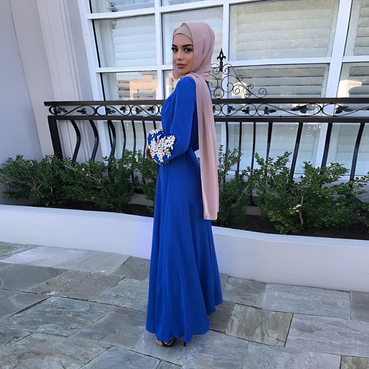 Femme portant un kimono bleu royal avec un hijab rose pâle. Kimono élégant et moderne.