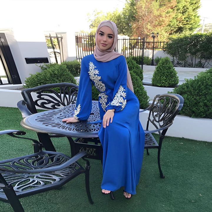 Femme élégante portant un kimono bleu orné, hijab beige assorti. Vente de kimonos de qualité.