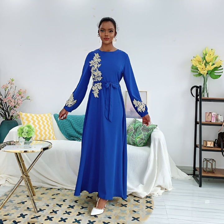 Femme portant un kimono bleu brodé avec une ceinture assortie. Élégance et confort pour toutes les occasions. Découvrez notre collection de kimonos uniques.