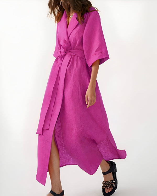 Femme portant un kimono rose vif avec ceinture nouée. Kimono élégant avec une fente. Découvrez notre collection de kimonos uniques.