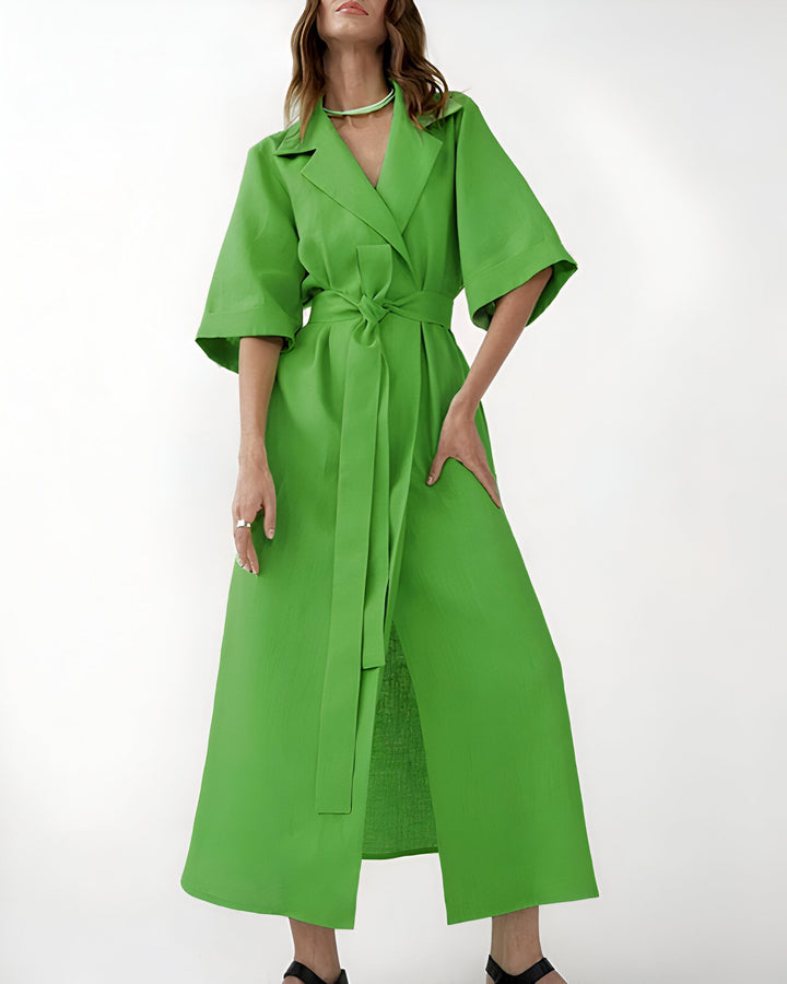 Kimono vert vif pour femme. Vêtement ample avec ceinture nouée à la taille. Style décontracté et élégant. Découvrez notre collection de kimonos.